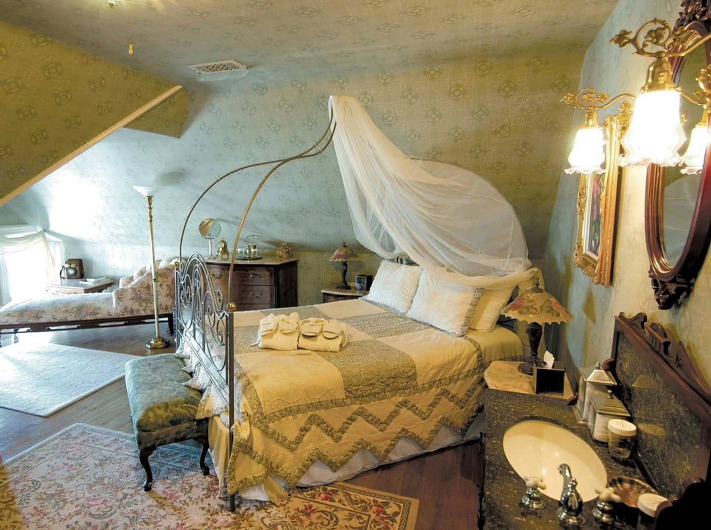 Bedroom view of Nagle Warren Mansion B&B