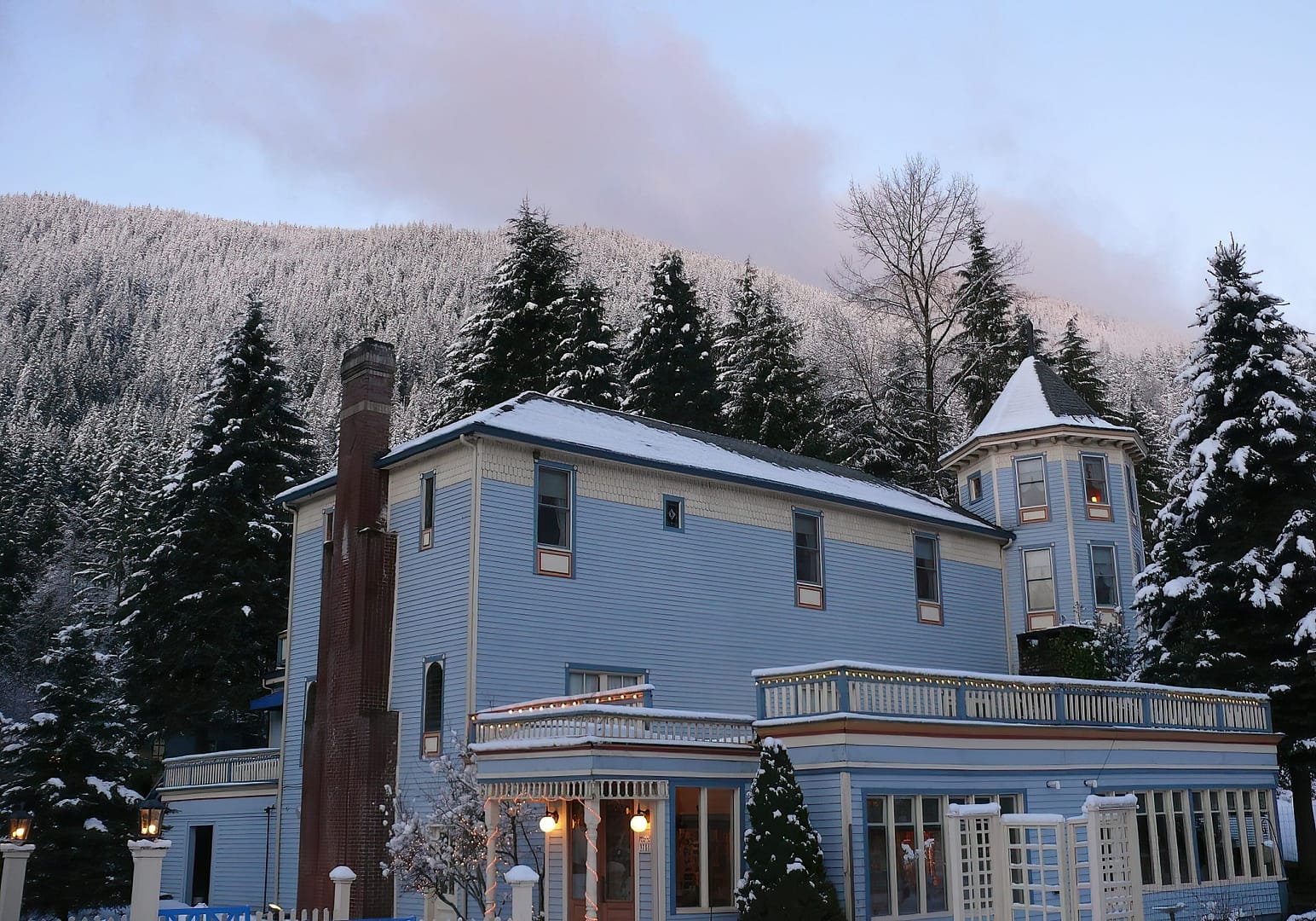 Building view of Alexander's Lodge at Mt. Rainier