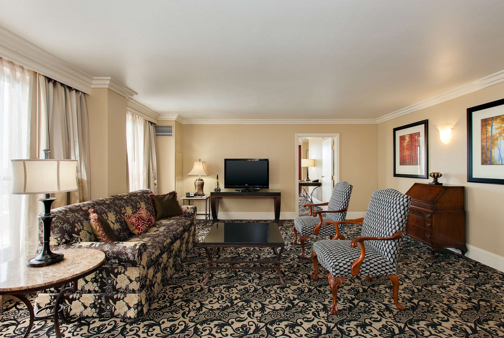 Living room view of President Abraham Lincoln Springfield A Doubletree By Hilton