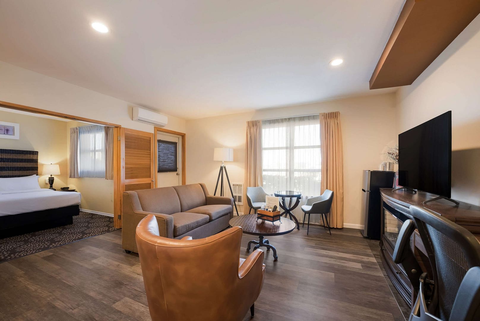 Living room view of Inn at Port Gardner-Everett Waterfront, Ascend Hotel Collection
