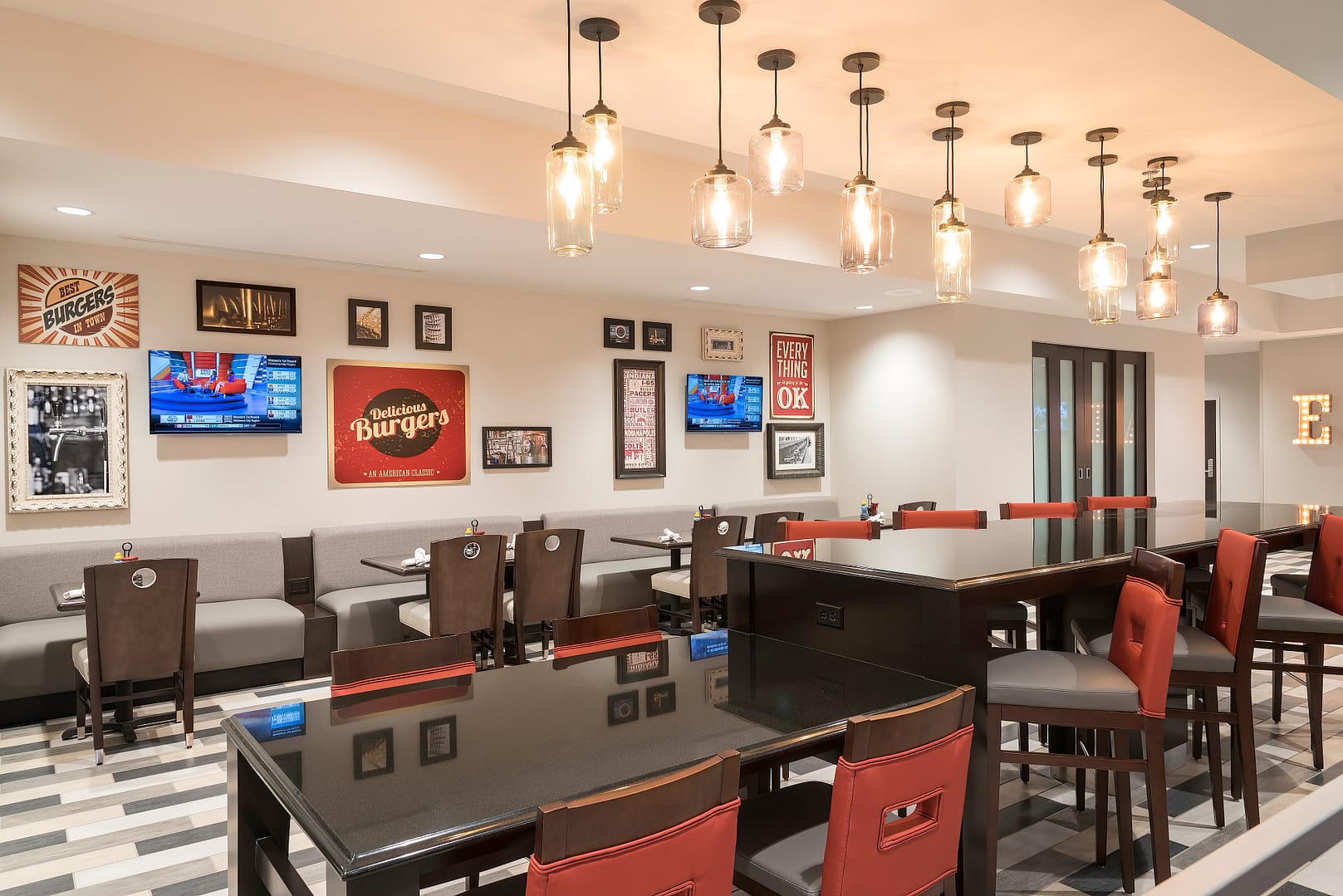Burger Theory at Holiday Inn Indianapolis Airport interior