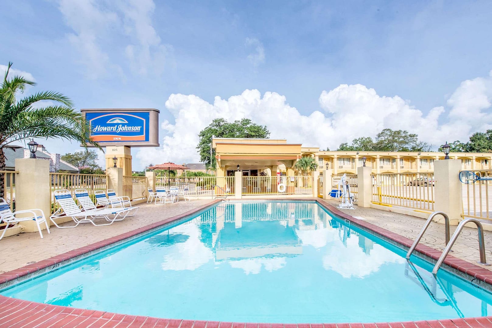 Pool view of Howard Johnson by Wyndham Historic Lake Charles