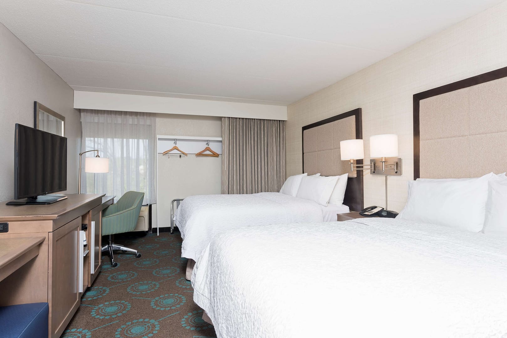 Bedroom view of Hampton Inn Bloomington