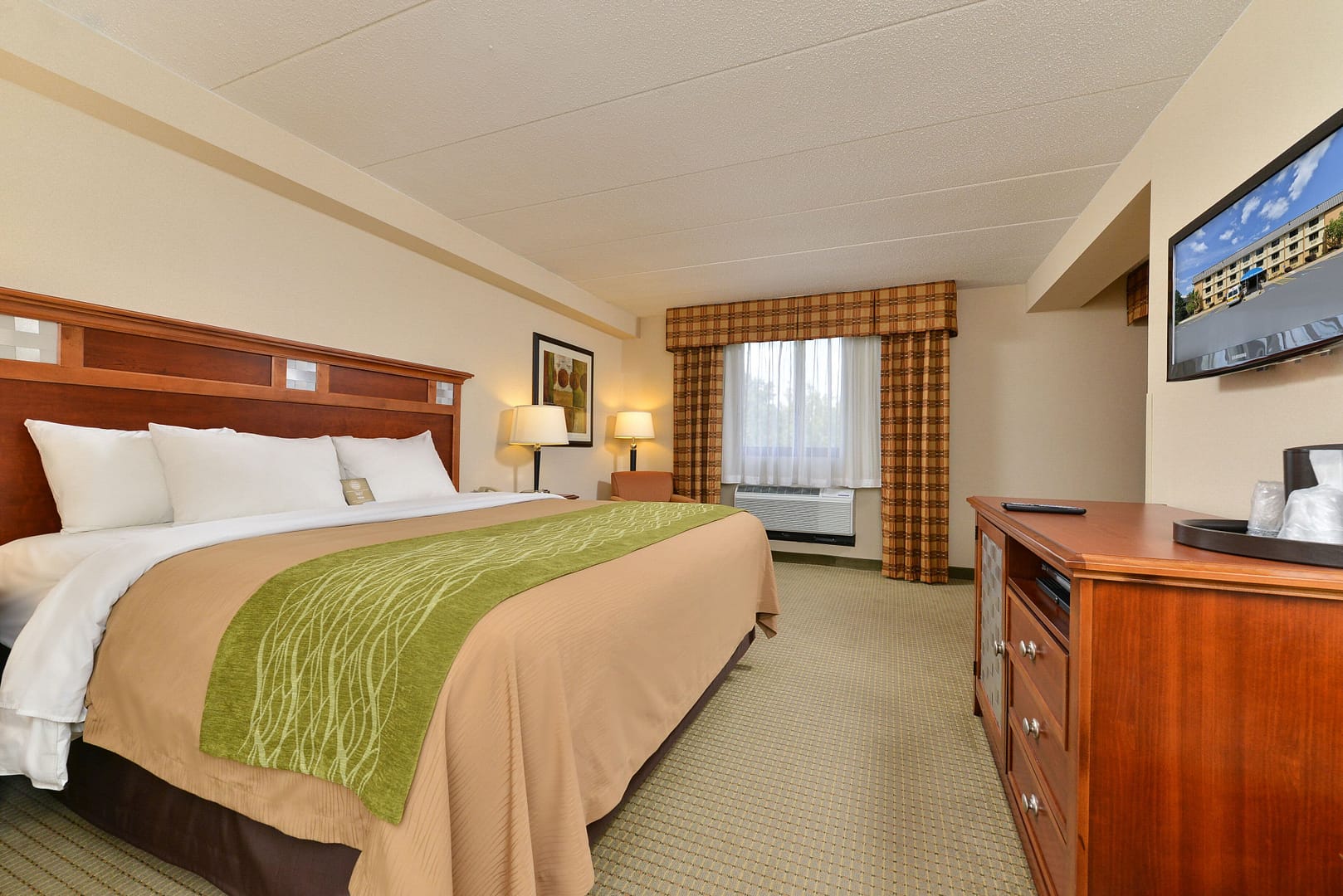 Bedroom view of Comfort Inn Herndon-Reston
