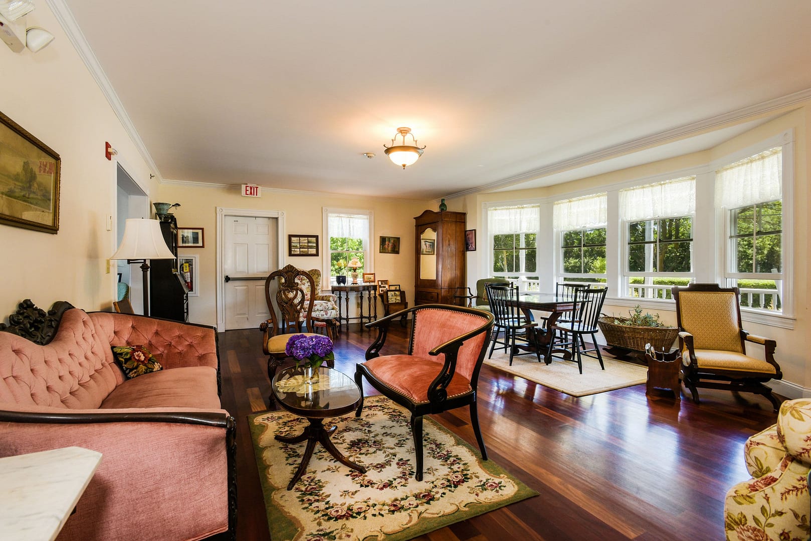 Living room view of Payne's Harbor View Inn