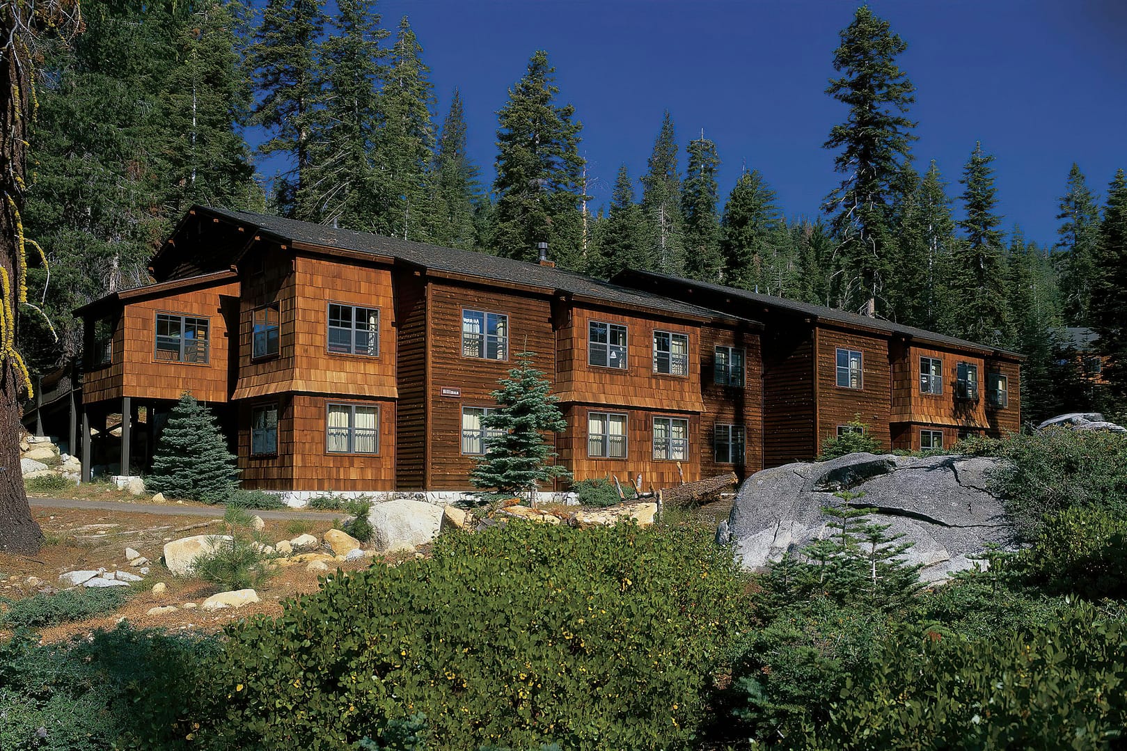 Building view of Wuksachi Lodge