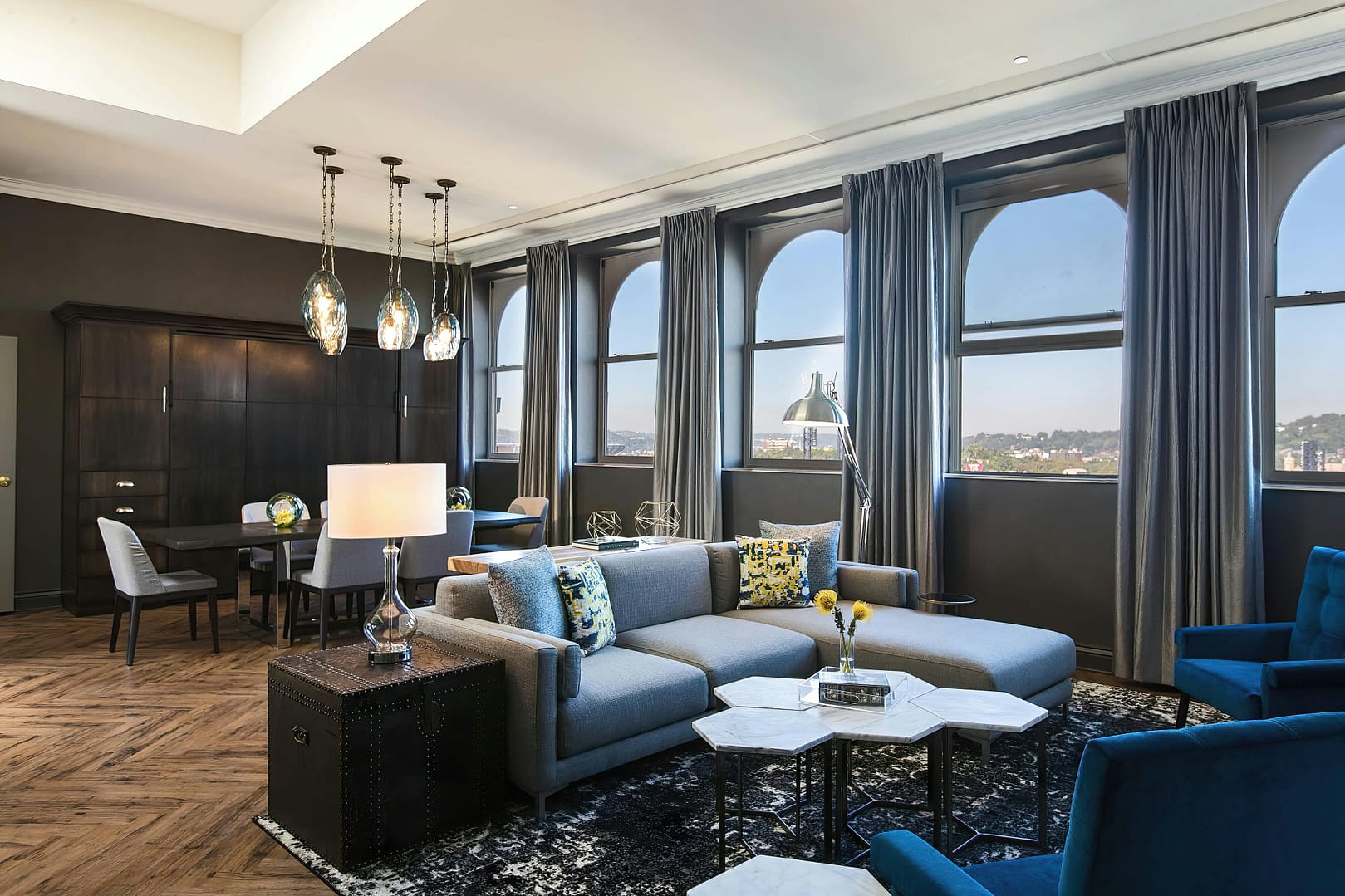 Living room view of Renaissance Pittsburgh Hotel