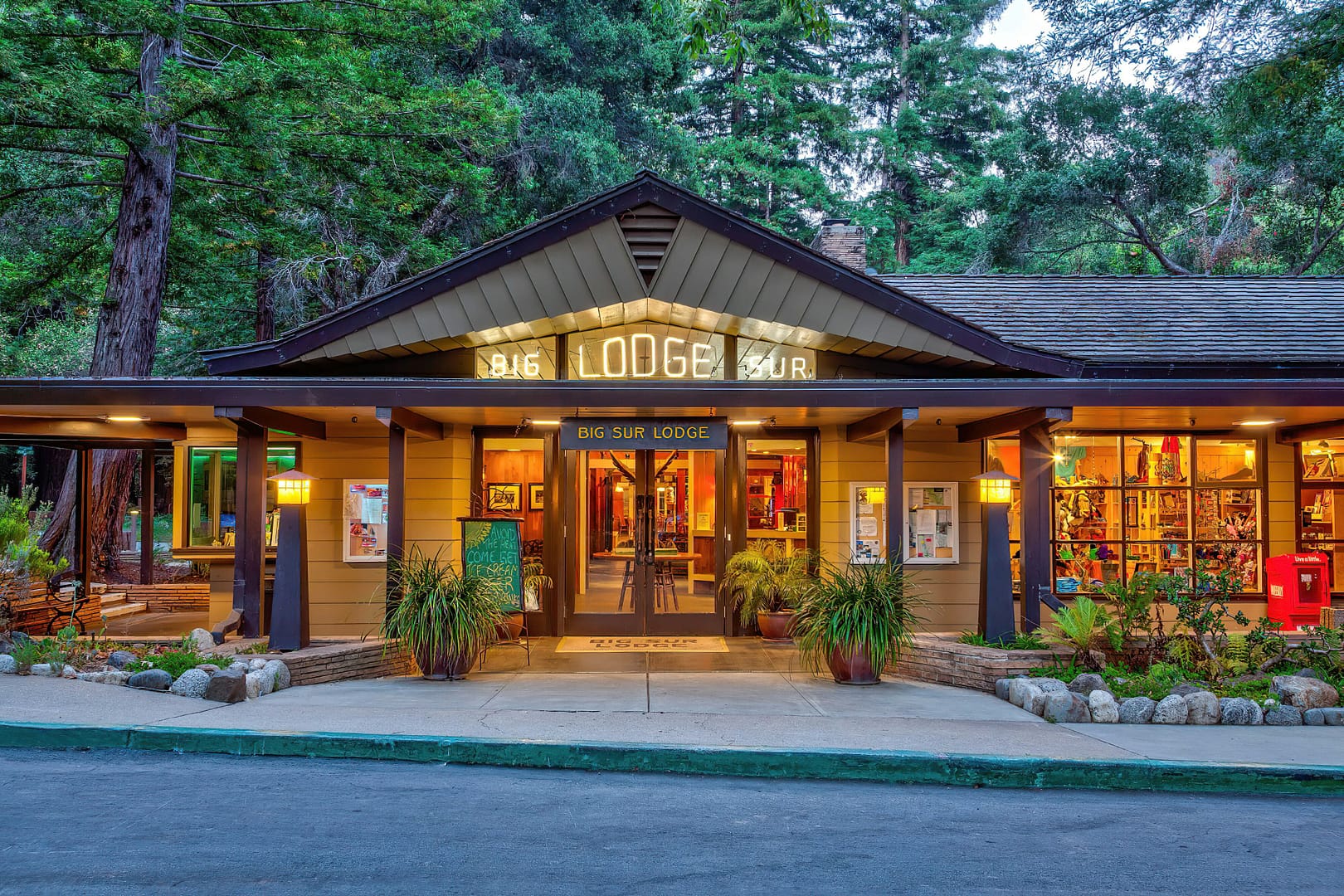 Buillding view of Big Sur Lodge