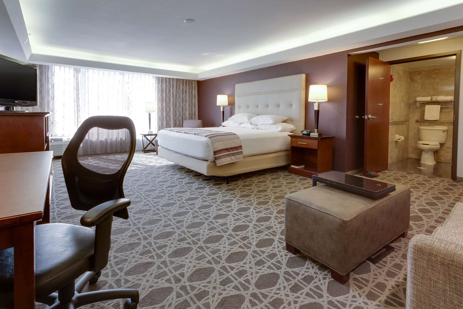 Bedroom view of Drury Inn & Suites Kansas City Overland Park