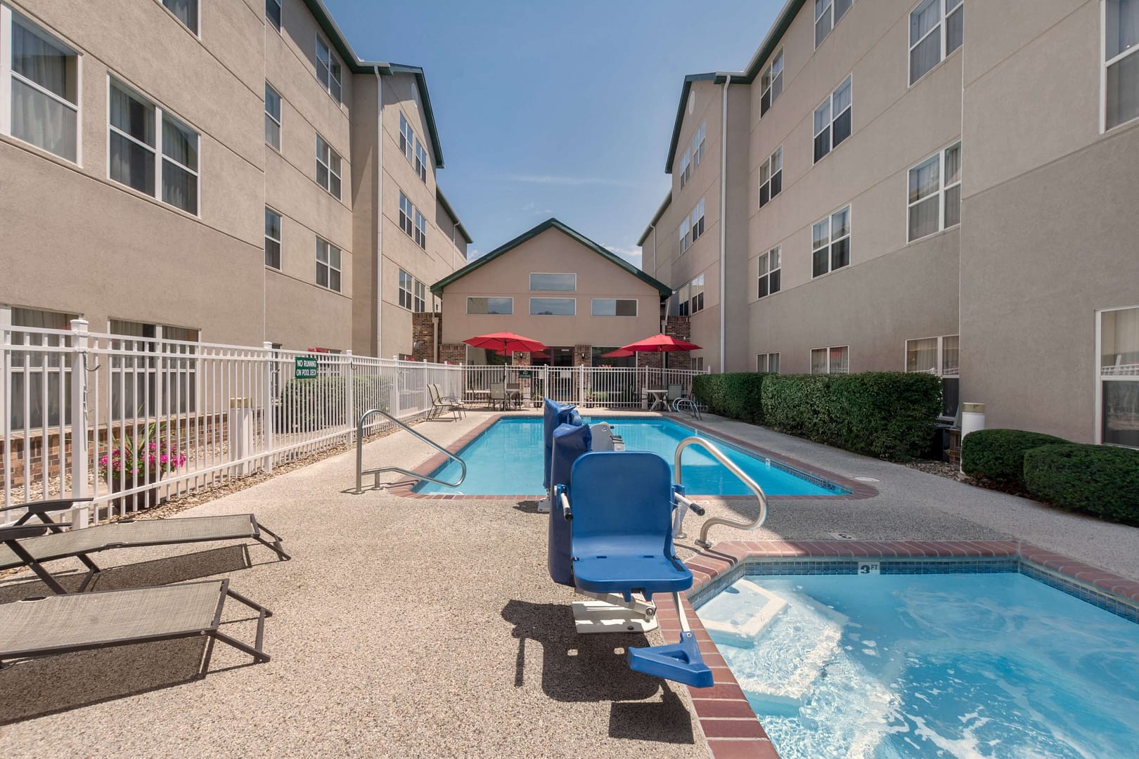 Pool view of Homewood Suites by Hilton Kansas City/Overland Park