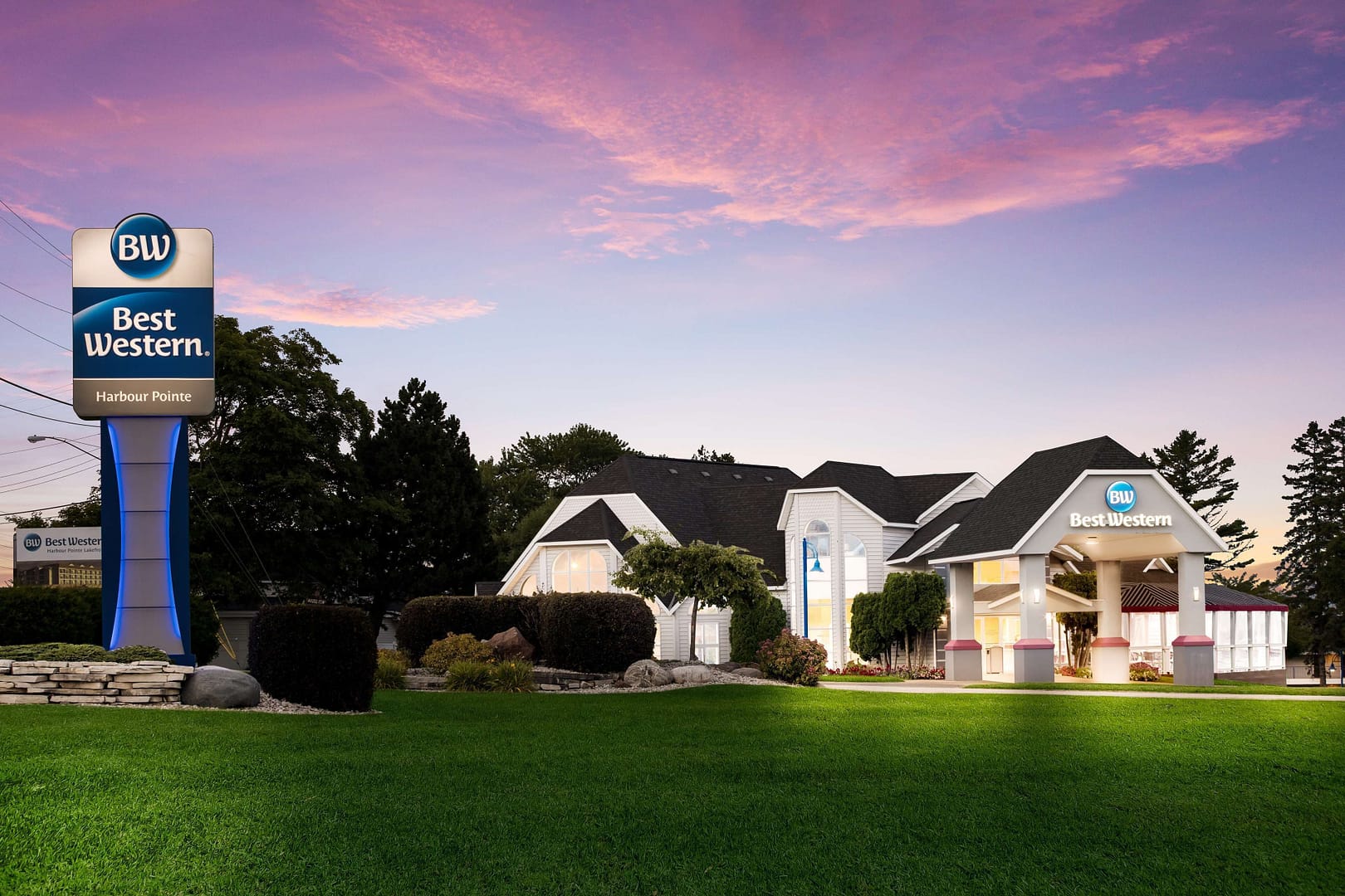 Building view of Best Western Harbour Pointe Lakefront