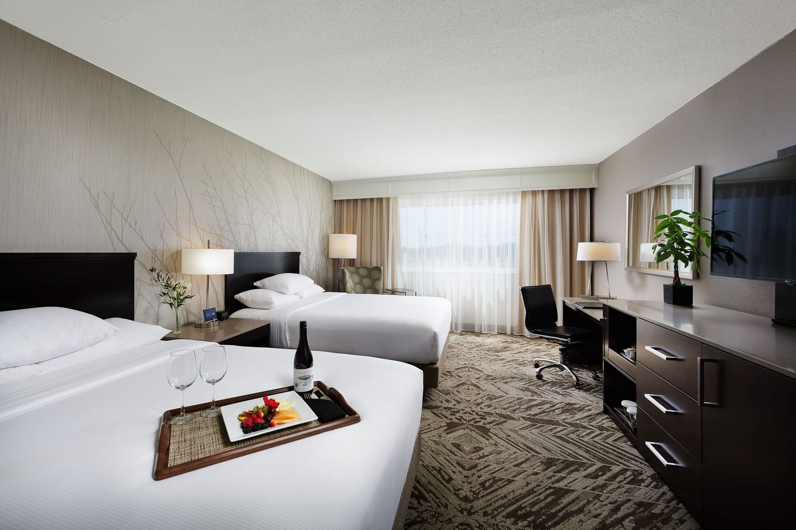 Bedroom view of Hilton Cincinnati Airport