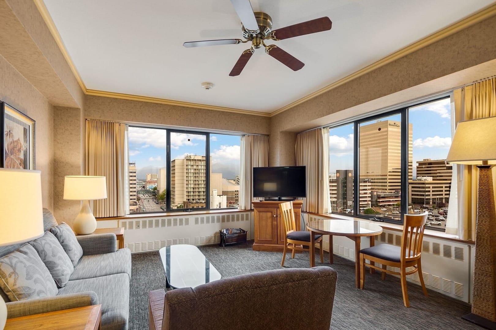 Living room view of Hotel Captain Cook