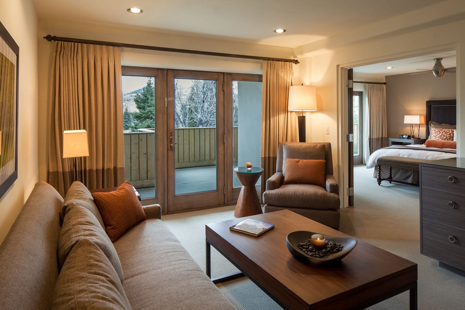 Living room view of Knob Hill Inn