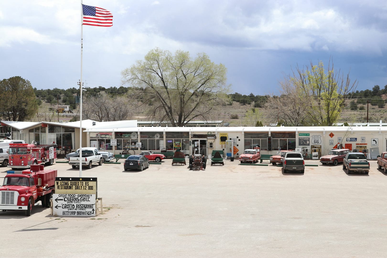 Outside view of Grand Canyon Caverns Inn