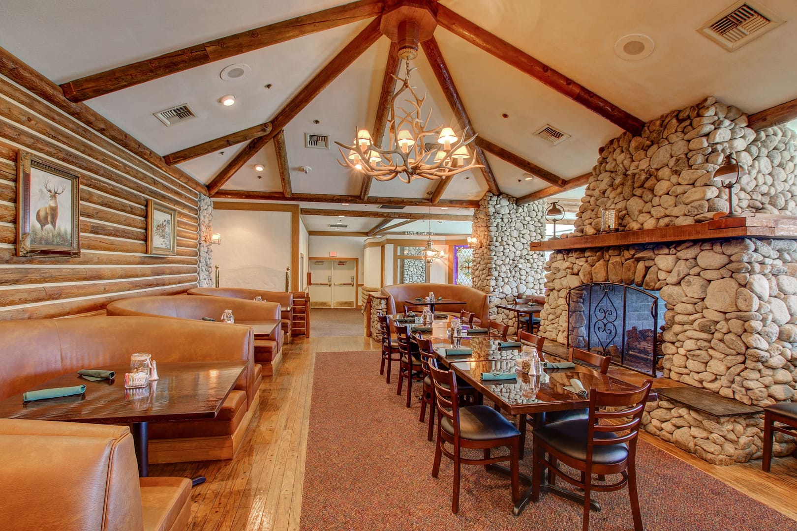 Restaurant view of Laughlin River Lodge