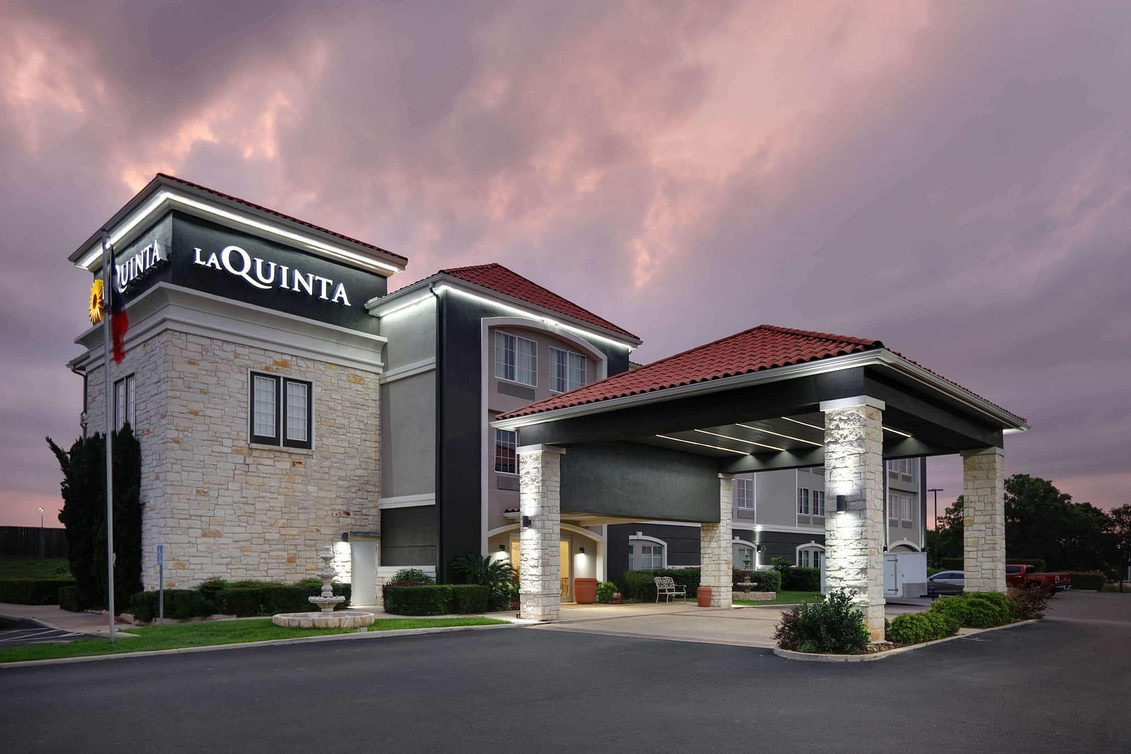 Building view of La Quinta Inn & Suites by Wyndham Fredericksburg