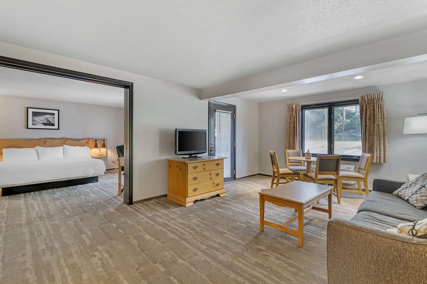 Living room view of Green Granite Inn, Ascend Hotel Collection