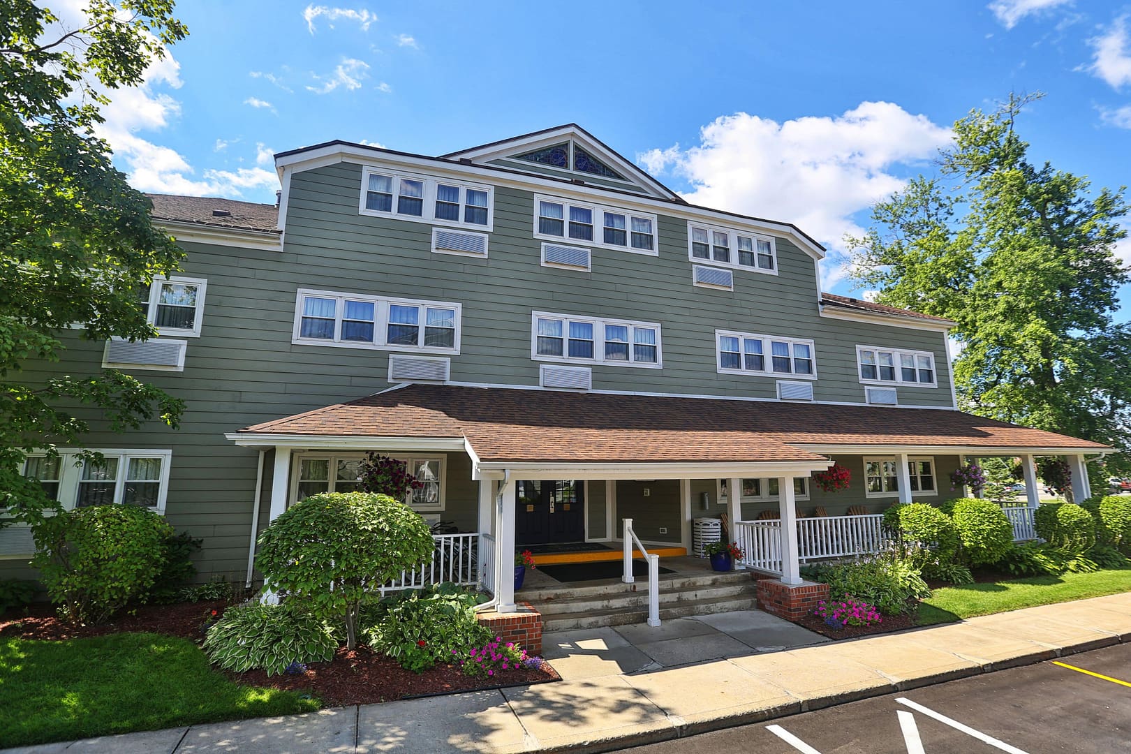 Building view of Ivy Court Inn & Suites