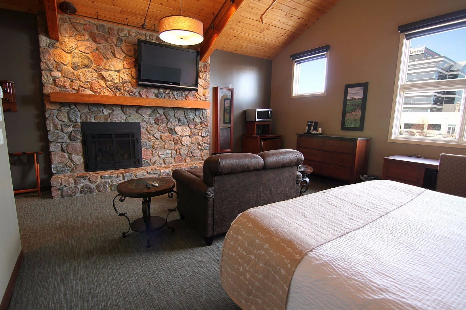 Bedroom view of C'mon Inn Fargo