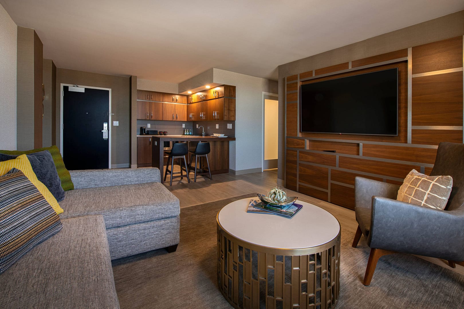 Living room view of Wichita Marriott