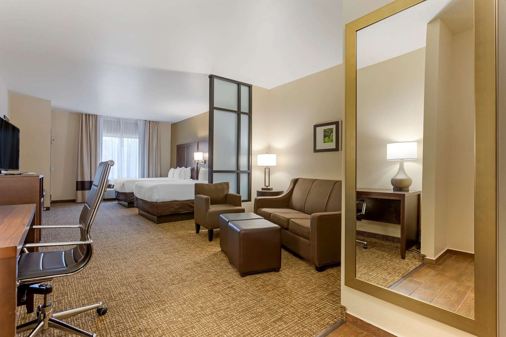 Bedroom view of Comfort Suites Little Rock West