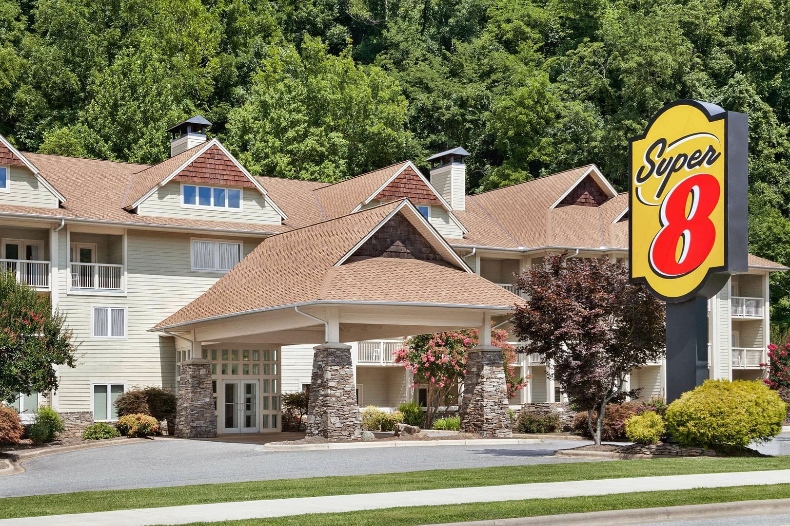 Building view of Super 8 by Wyndham Cherokee