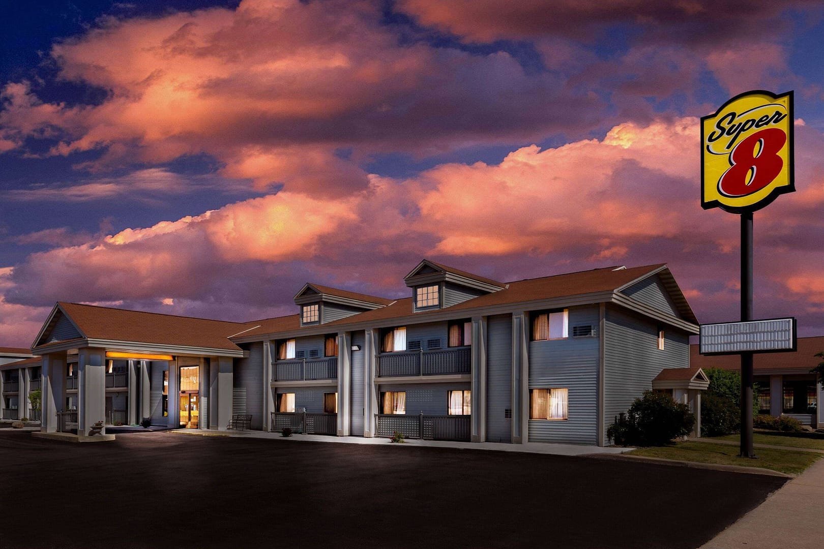 Building view of Super 8 by Wyndham La Crosse
