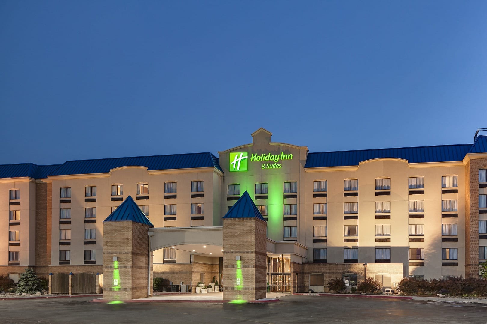 Building view of Holiday Inn & Suites Council Bluffs-I-29, an IHG Hotel