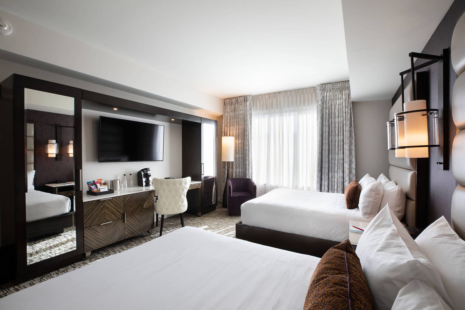 Bedroom view of Ambassador Hotel Kansas City, Autograph Collection