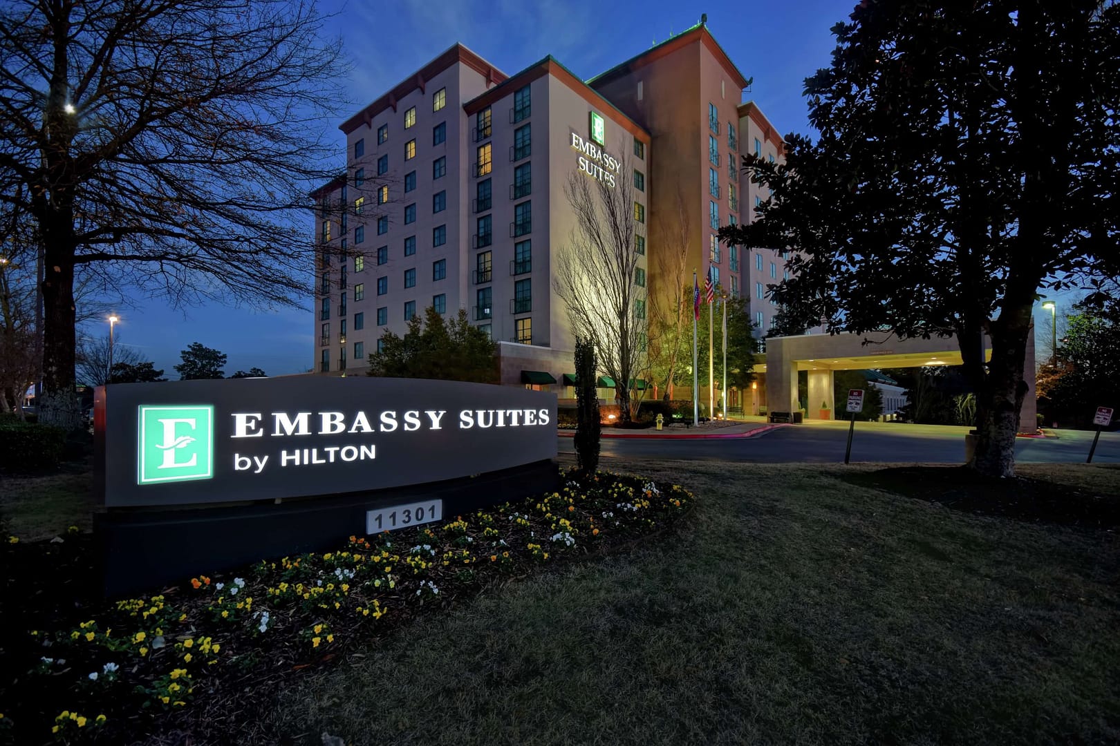 Building view of Embassy Suites Little Rock