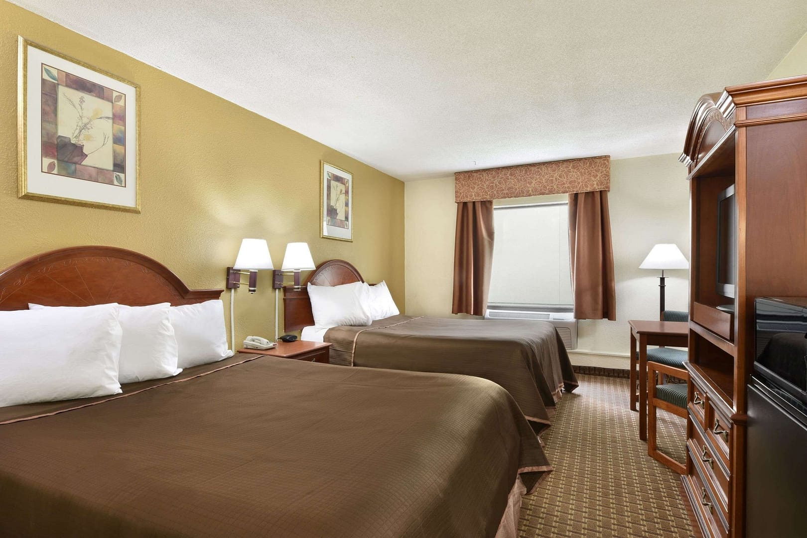 Howard Johnson Hotel & Suites by Wyndham Allentown/Dorney