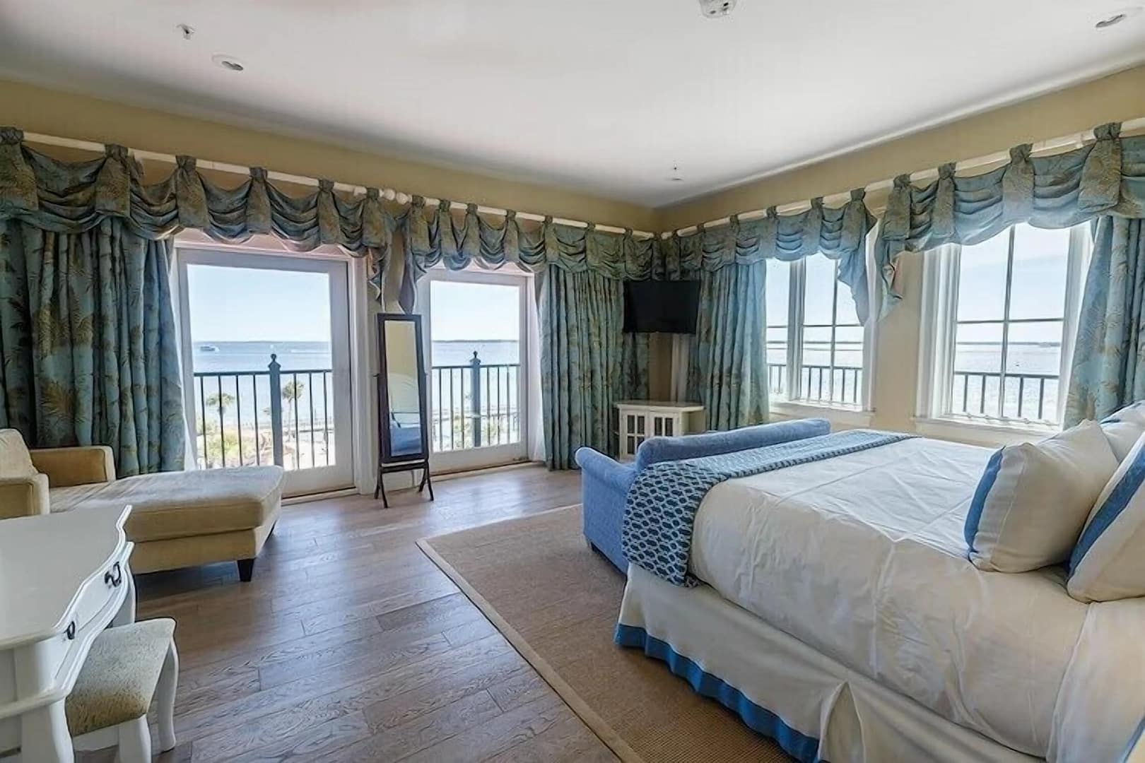 Harborside at Charleston Harbor Resort and Marina