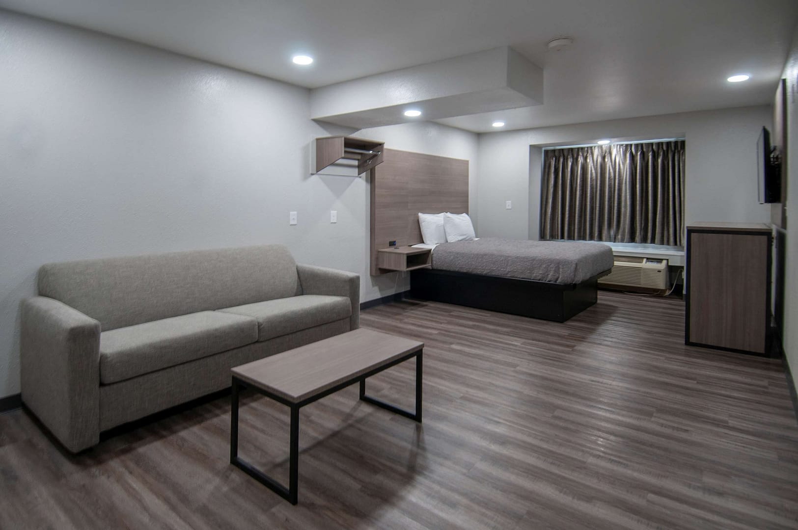 Bedroom view of Quality Suites Lake Charles Downtown