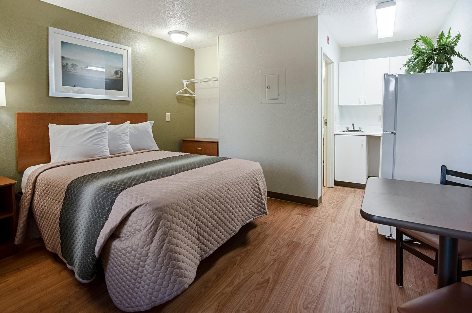 HomeTowne Studios by Red Roof Winston-Salem - University Pkwy