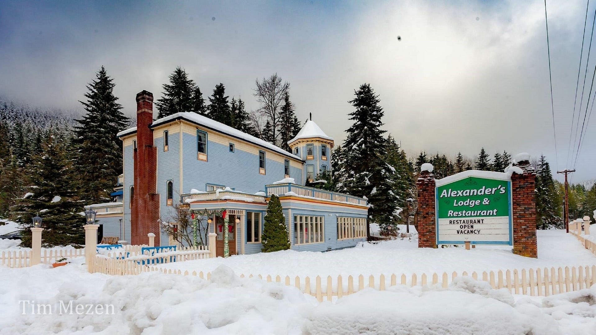 Building view of Alexander's Lodge at Mt. Rainier