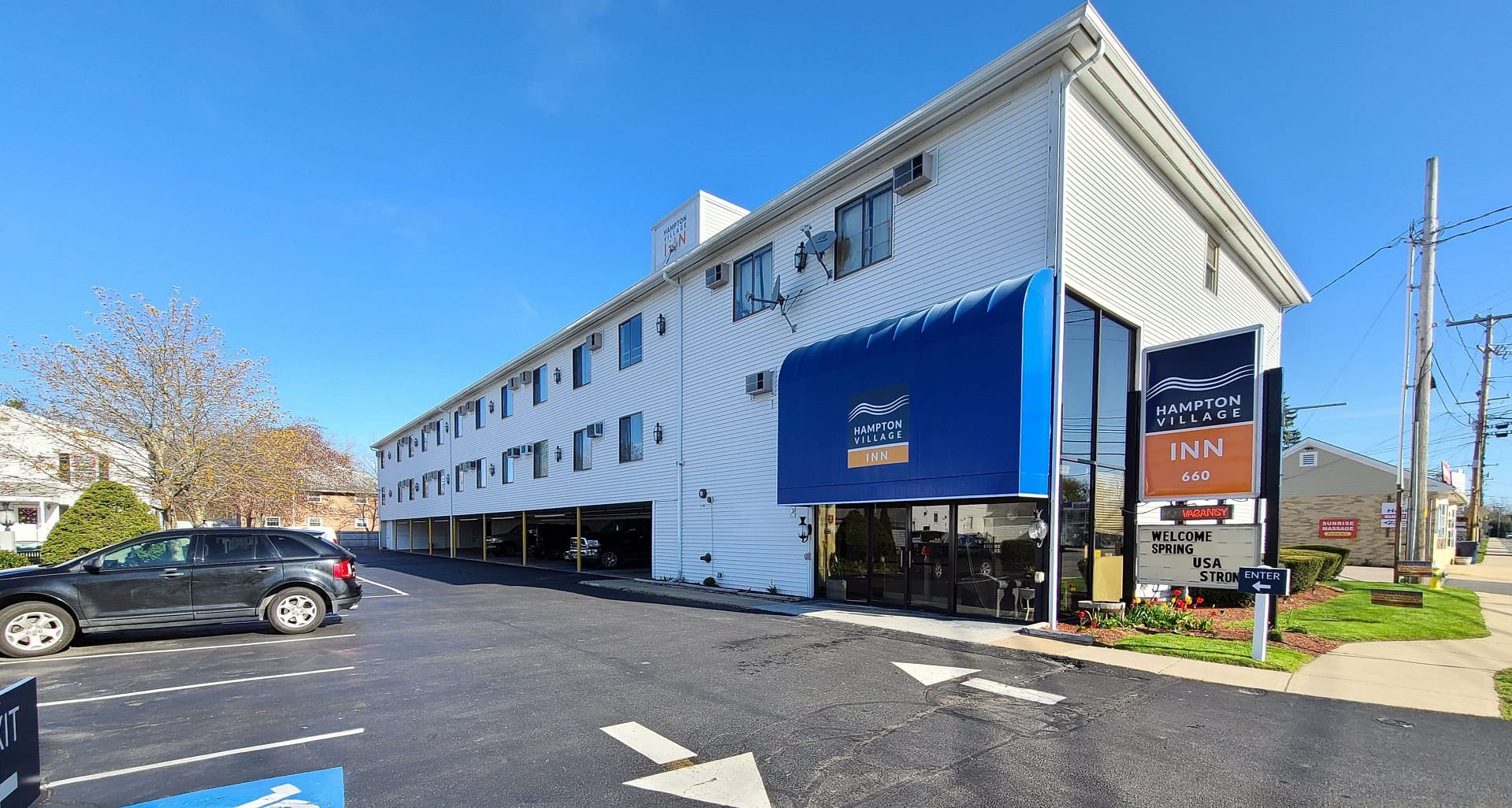 Building view of Hampton Village Inn