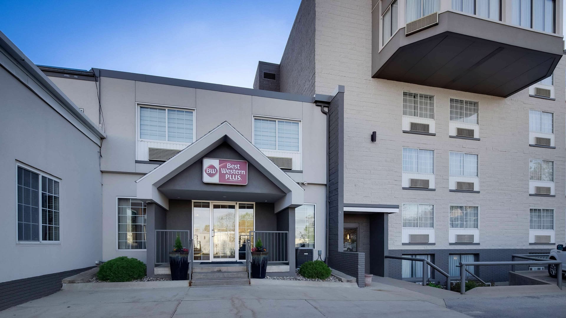Building view of Best Western Plus Longbranch Hotel & Convention Center