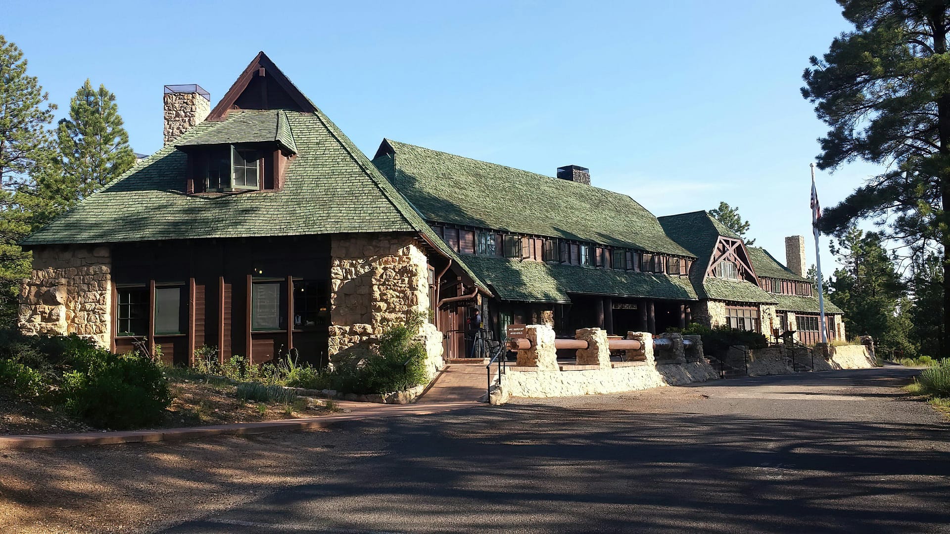 Outside view of The Lodge at Bryce Canyon