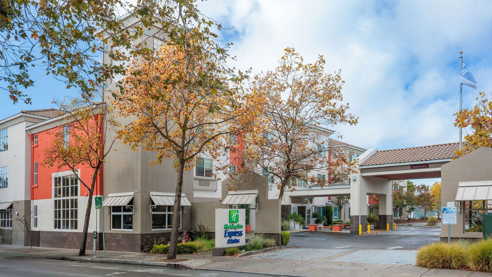Holiday Inn Express & Suites Berkeley, an IHG Hotel