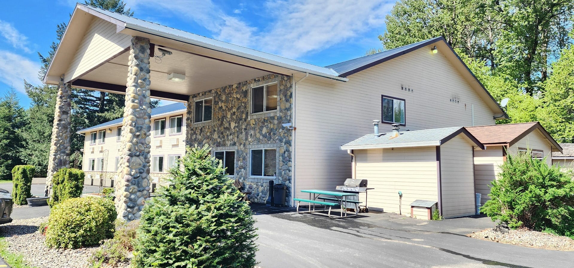 Building view of Crest Trail Lodge