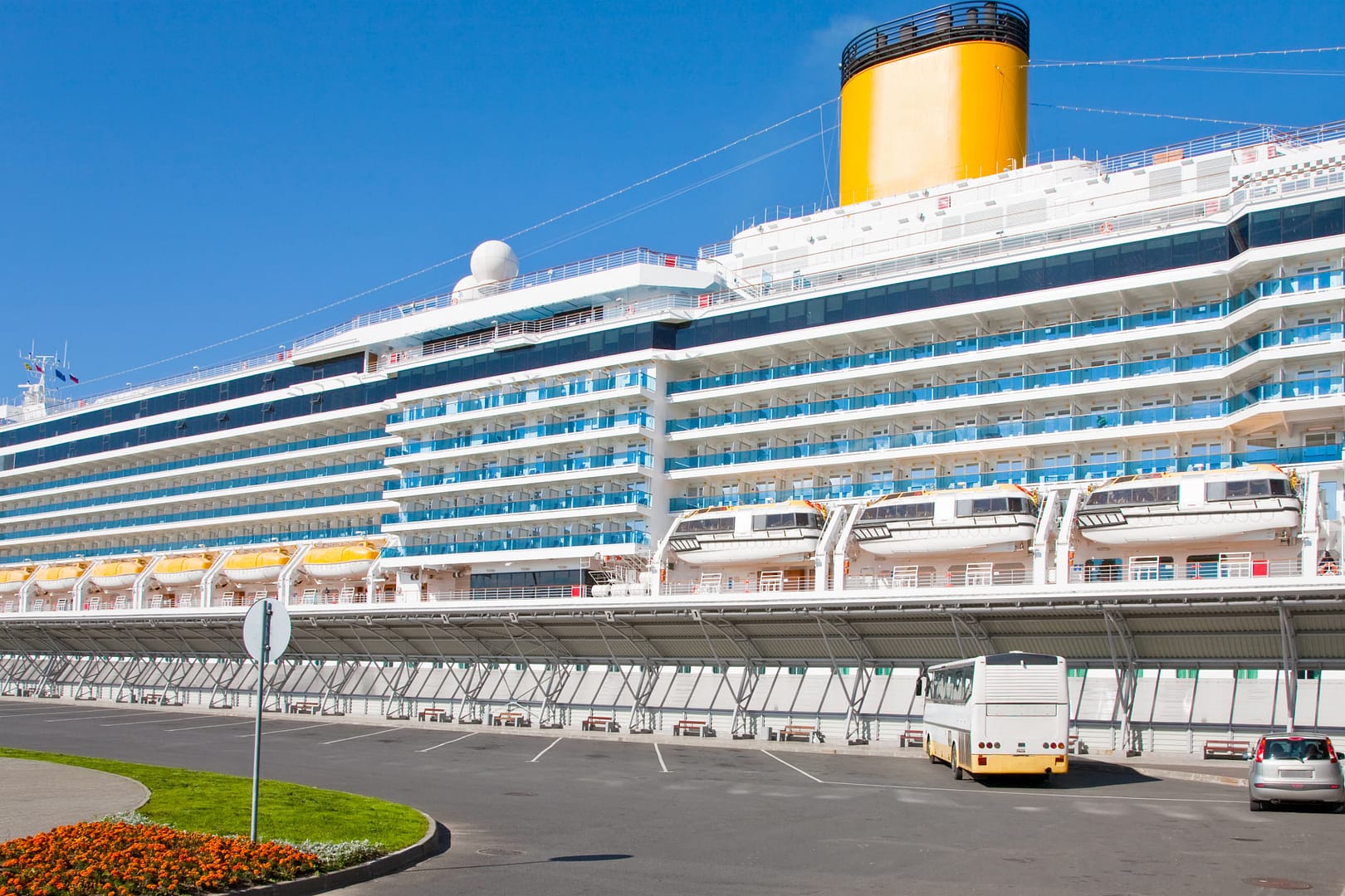 Cruise liner in new port